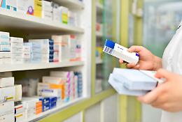 Il farmacista, guardiano silenzioso nella battaglia contro la resistenza agli antibiotici