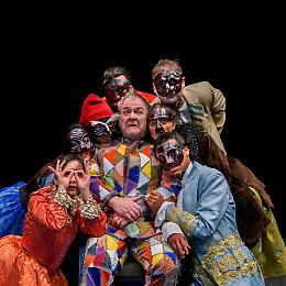 Andrea Pennacchi in “Arlecchino?” al Teatro Nuovo di Verona: un’Arlecchino inedito e irriverente