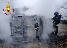 Conegliano, porta il furgone in officina e prende fuoco