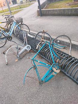 Piove di Sacco. Degrado e vandalismo nel parcheggio bici di via Marconi