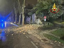 Crollo di un muro storico a Vicenza: intervento dei Vigili del Fuoco per garantire la sicurezza