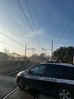 Concerto sui binari" per un video social: interviene la Polizia Locale ad evitare la potenziale tragedia
 