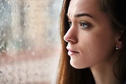 Lacrime di scarsa qualità: cause e rimedi per mantenere la salute degli occhi