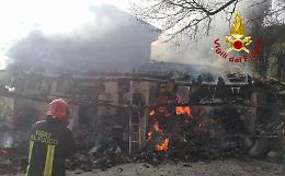 Incendio a Calvene: un ristorante completamente carbonizzato ma niente feriti