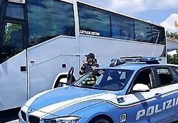 Maxicontrollo sui bus: 130 sanzioni e tre giovani segnalati per droga a Verona



