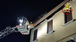 Mestre, crolla il tetto di una palazzina di tre piani