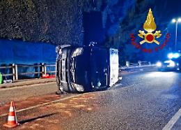 Gallio, furgone finisce rovesciato e abbatte un lampione della pubblica illuminazione: illesi due giovani