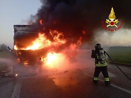 Camion in fiamme sulla Romea: intervento dei vigili del fuoco, traffico in tilt