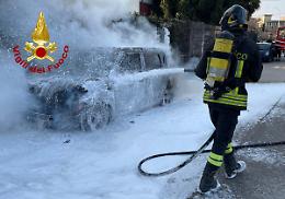 Auto in fiamme a Vicenza: intervento dei vigili del fuoco in via Borgo Casale