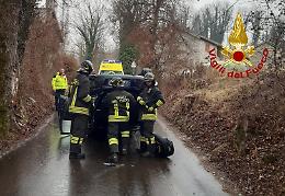 Belluno, auto finisce rovesciata: ferita la conducente