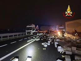 Incidente sull'A4: tamponamento tra due camion, un ferito tra Montebello e San Bonifacio