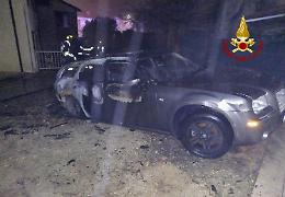 Auto in fiamme a Possagno: indagini su un possibile incendio doloso

