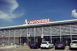 Rapina violenta sull’A4: minacciano l'automobilista a colpi di pistola e fuggono con l'auto rubata 