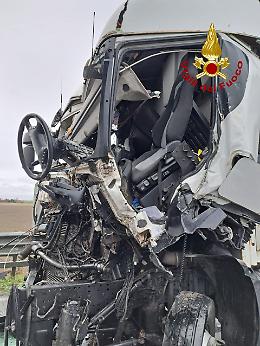 A13, incidente con cinque mezzi pesanti: tre feriti