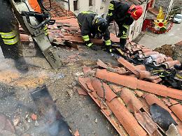 Vittorio Veneto: il tetto in fiamme danneggia la mansarda di un condominio