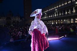 Carnevale di Venezia 2025: Piazza San Marco accoglie 20mila persone per l'inaugurazione