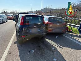  Incidente a Longare: quattro auto coinvolte, ferita una donna