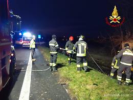 Abano Terme, auto finisce rovesciata nel canale di scolo: deceduto un giovane, altri cinque feriti