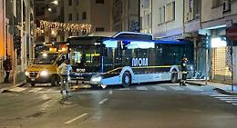 Incidente a Treviso: scontro tra auto e bus in Piazza dei Signori