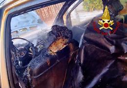 Fossalta di Piave: Mercedes prende fuoco in parcheggio