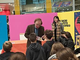A lezione di arte moderna al centro commerciale