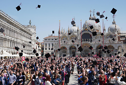  Quest'anno il 50° anniversario della cerimonia di laurea in Piazza San Marco