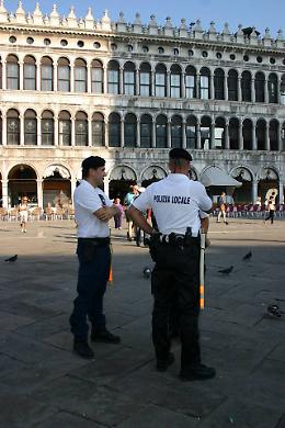 Carnevale 2025 a Venezia: ordinanza della Polizia Locale per la circolazione pedonale
