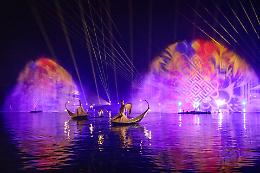 Arsenale di Venezia: il fascino del Water Show con 'Giacomo, una storia d'amore'"

