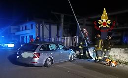 Lugo di Vicenza, auto contro palo della pubblica illuminazione: ferito il conducente 
