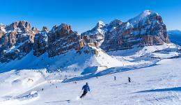 Tragedia sulle Dolomiti: giovane sciatore inglese perde la vita in un incidente