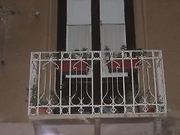 Treviso, anziano cade dal secondo piano mentre pulisce il balcone: ricoverati in gravi condizioni 