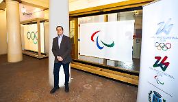 Milano Cortina 2026: le bandiere olimpica e paralimpica in esposizione a Cortina
