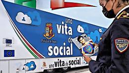 "Una vita da social": la campagna educativa itinerante per proteggere i giovani online