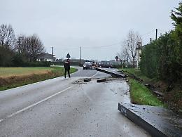 Ospedaletto Euganeo: autocarro perde il carico, strada chiusa e danni ingenti