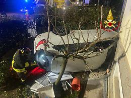 Padova, Via Armistizio, auto vola in rotatoria finendo contro il muro di un’abitazione