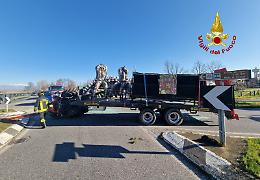 Motta di Livenza, trattore che traina un carro di Carnevale si rovescia