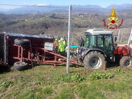 San Pietro di Feletto, operaio rimane incastrato sotto un rimorchio agricolo