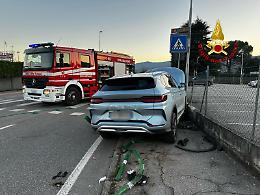 Schio, auto contro un muretto: ferita la conducente