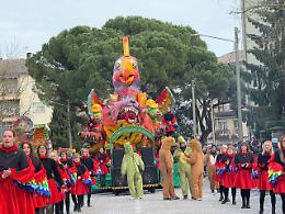 Carnevale di Venezia: i carri allegorici sfilano per le vie di Marghera con oltre 1600 figuranti
