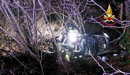 Chiampo, auto si ribalta in un dirupo: ferito un bambino 