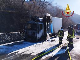 Cogollo del Cengio, camion in fiamme: nessun ferito, traffico bloccato