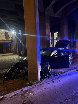 Inseguimento ad alta velocità a Treviso: giovane senza patente si schianta contro un pilone

