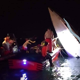 Incidente nautico a Venezia: barca si schianta contro un palo, tre uomini in acqua