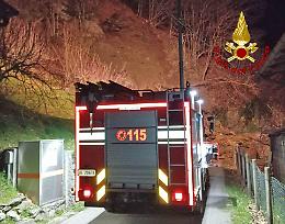 Frana a Valli del Pasubio: strada bloccata, intervento d'emergenza dei Vigili del Fuoco 