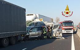 Schianto in A4 tra due camion e una roulotte: muore un cane e due feriti 