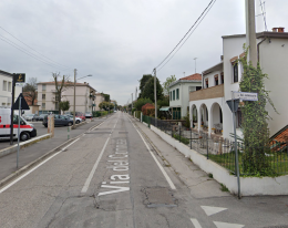 Padova, creano un parcheggio abusivo con una sbarra: il Comune ordina la rimozione