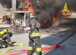 Incendio a Montebelluna: camion frigo in fiamme in un'azienda ortofrutticola