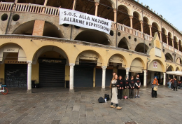 "Allarme Repressione": Extinction Rebellion si incatena al Palazzo della Ragione a Padova