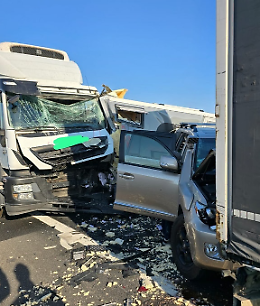 Caorle, scontro tra due camion nella nebbia: uno finisce nel fosso

