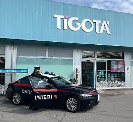 Rapina a Piove di Sacco: arrestato un uomo dopo aver aggredito una commessa